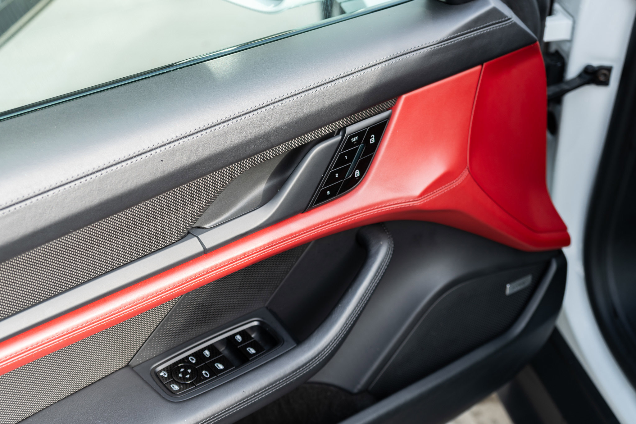 Used 2020 Porsche Taycan 4S image 18