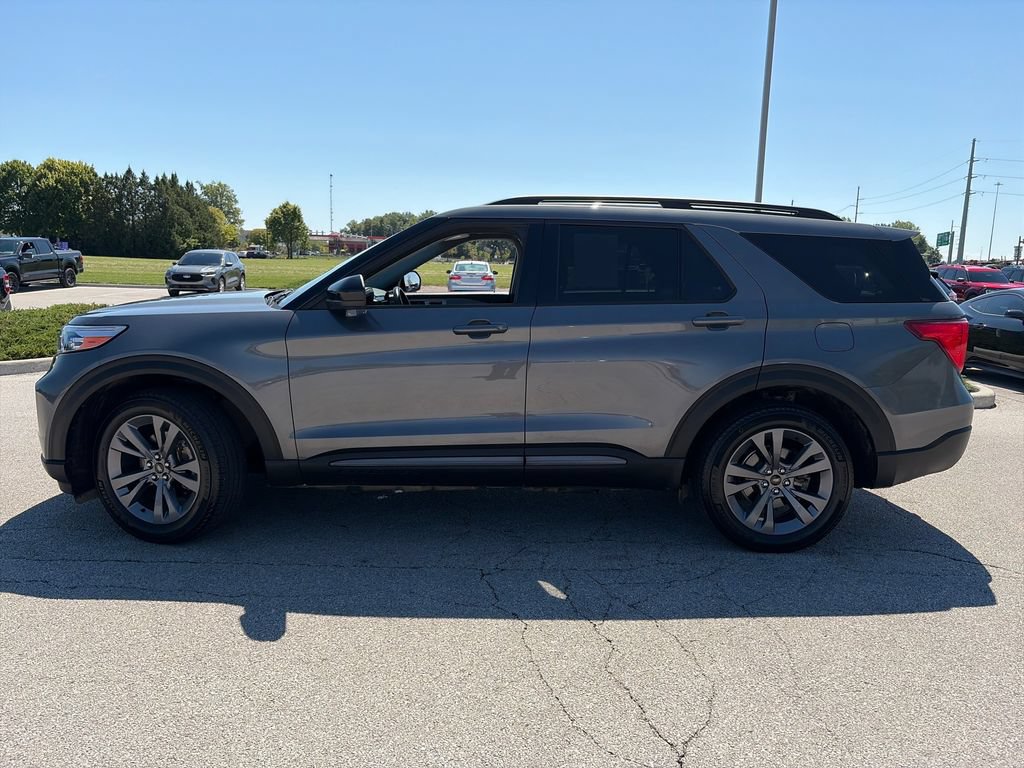 Used 2023 Ford Explorer XLT w/ Equipment Group 202A AWD/4WD image 4