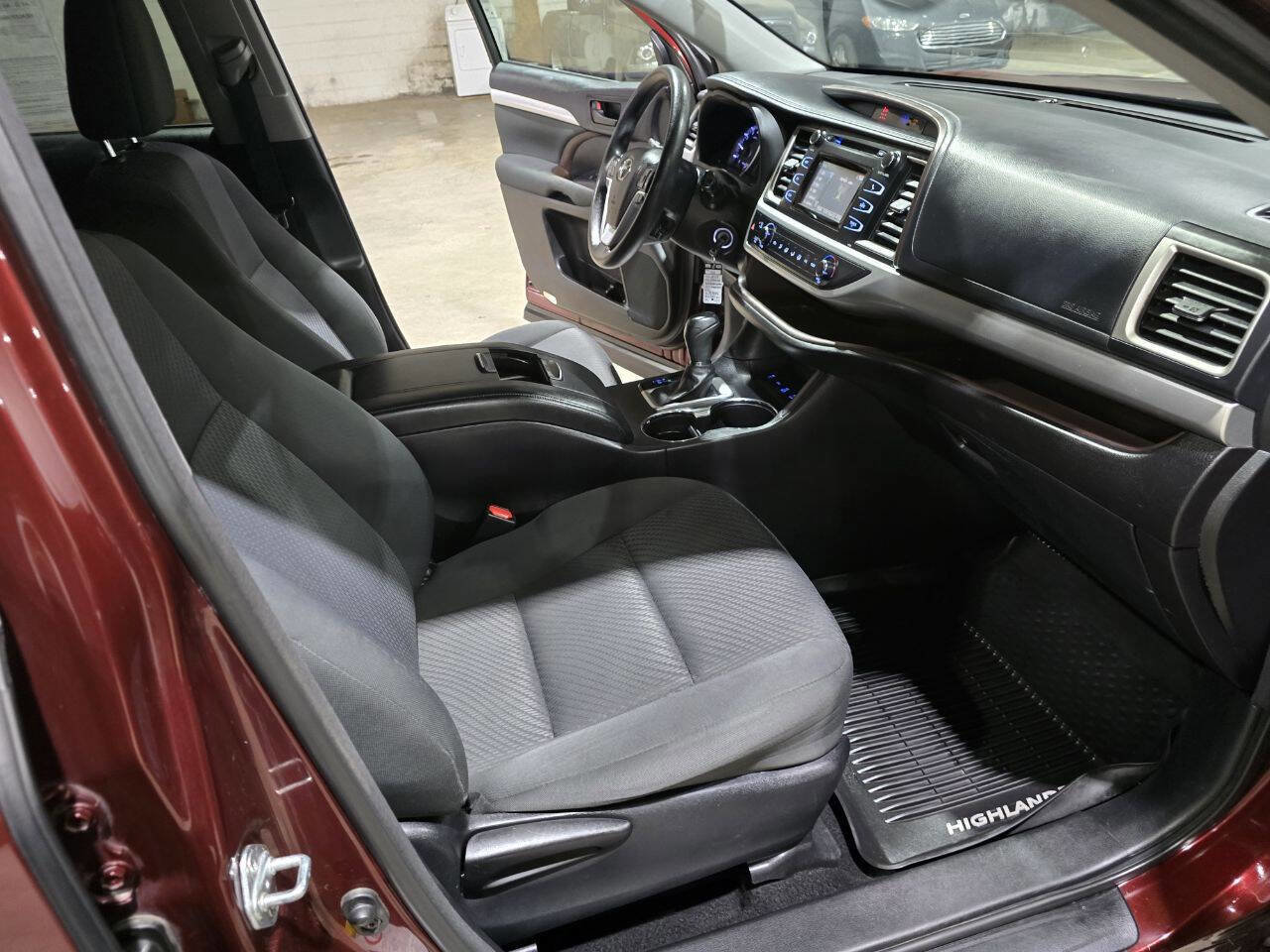Used 2017 Toyota Highlander LE AWD/4WD image 33