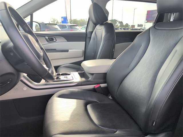 Used 2023 Kia Carnival LX image 9