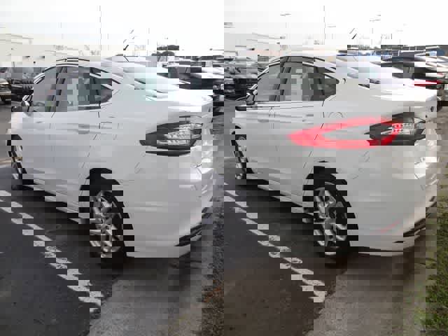 Used 2016 Ford Fusion SE w/ Equipment Group 202A image 9