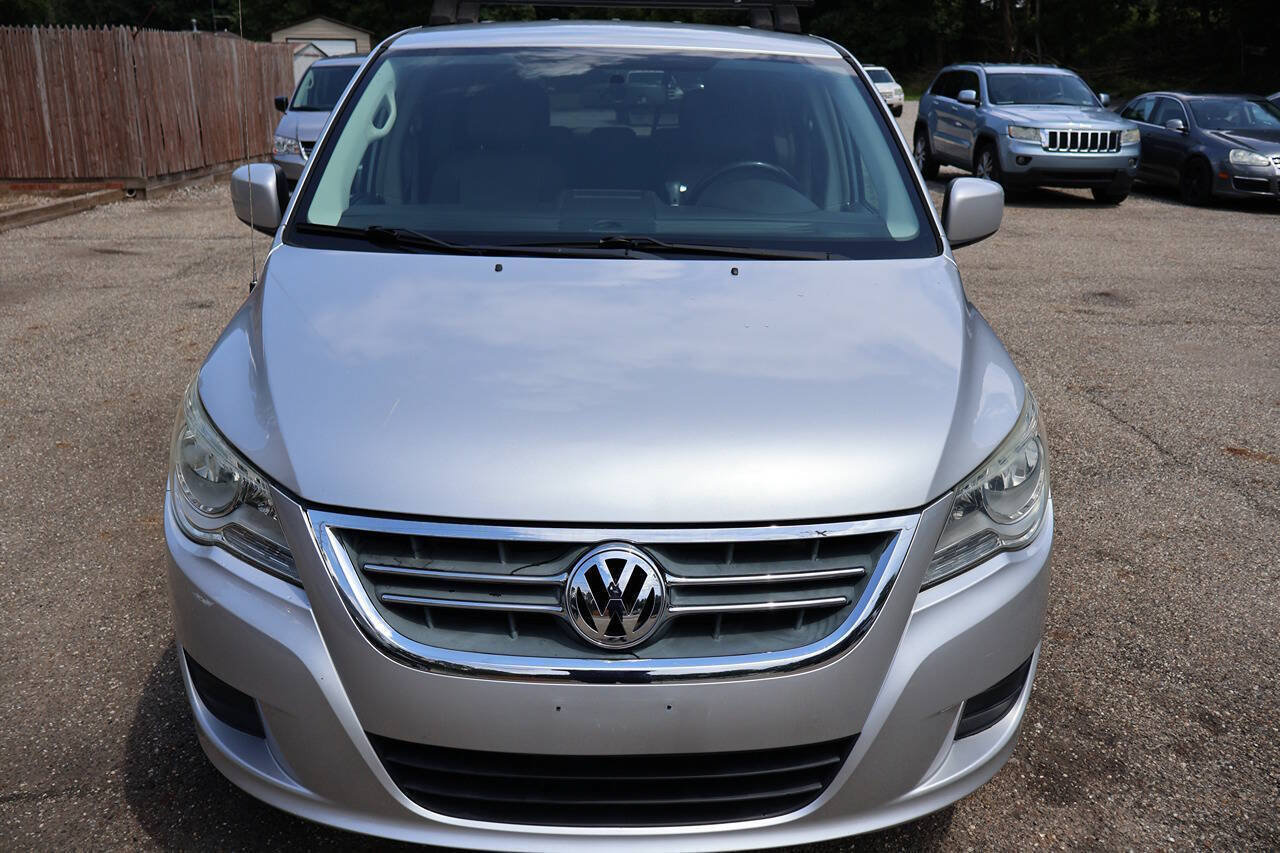 Used 2010 Volkswagen Routan SE FWD image 3