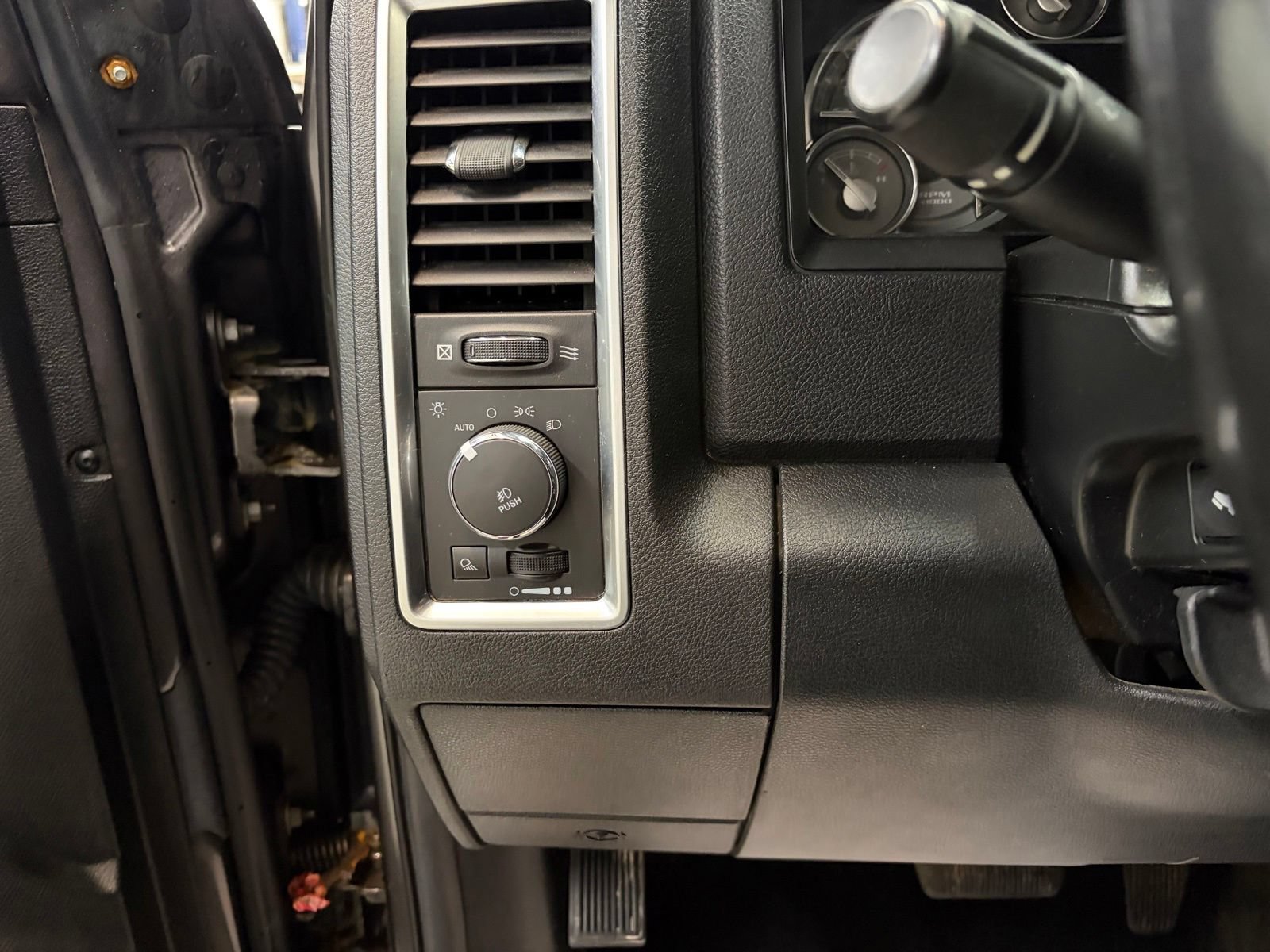 Used 2014 RAM 1500 Limited AWD/4WD image 16