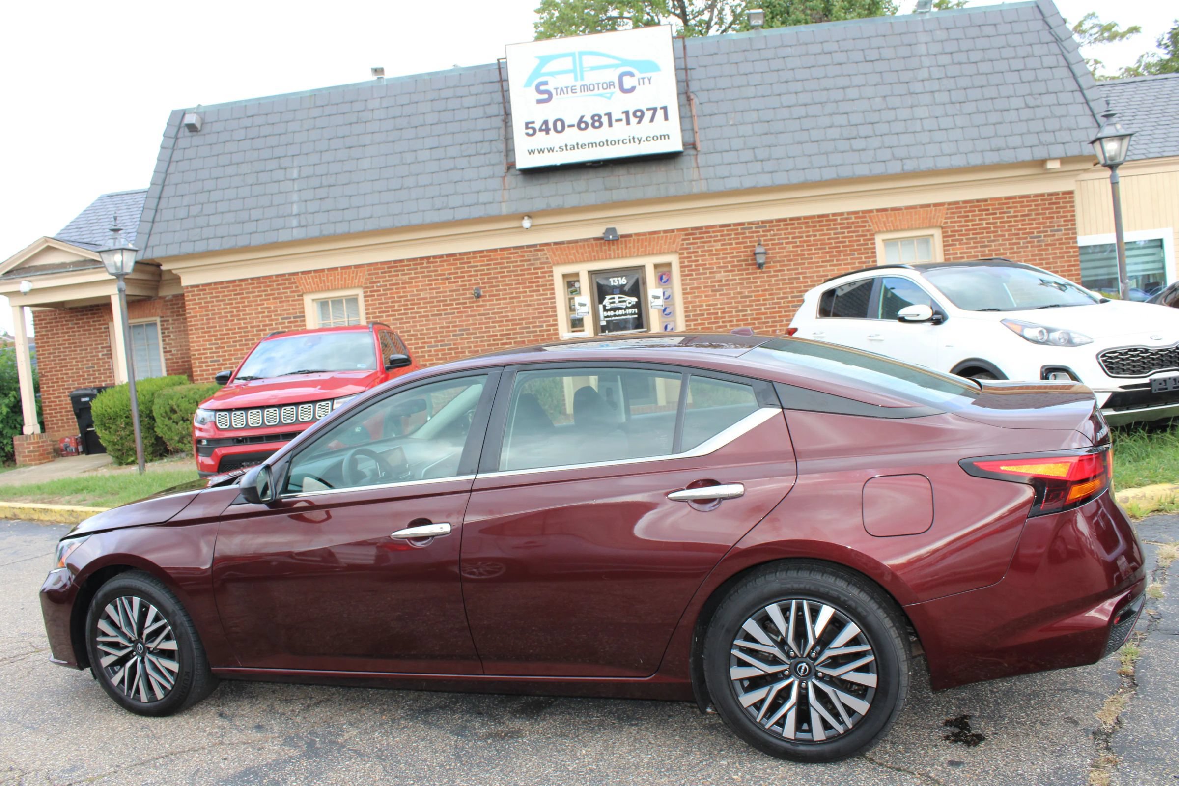 Used 2024 Nissan Altima 2.5 SV FWD image 2