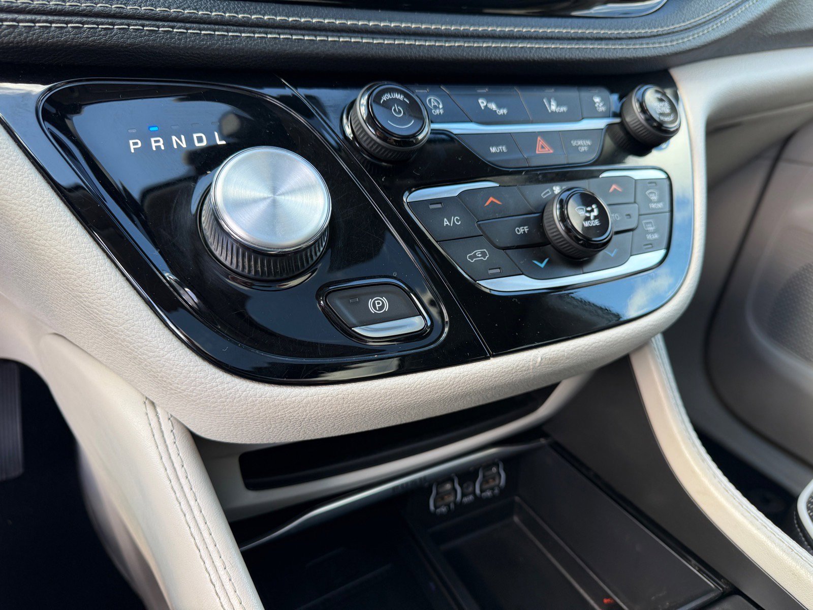 Used 2021 Chrysler Pacifica Limited image 28