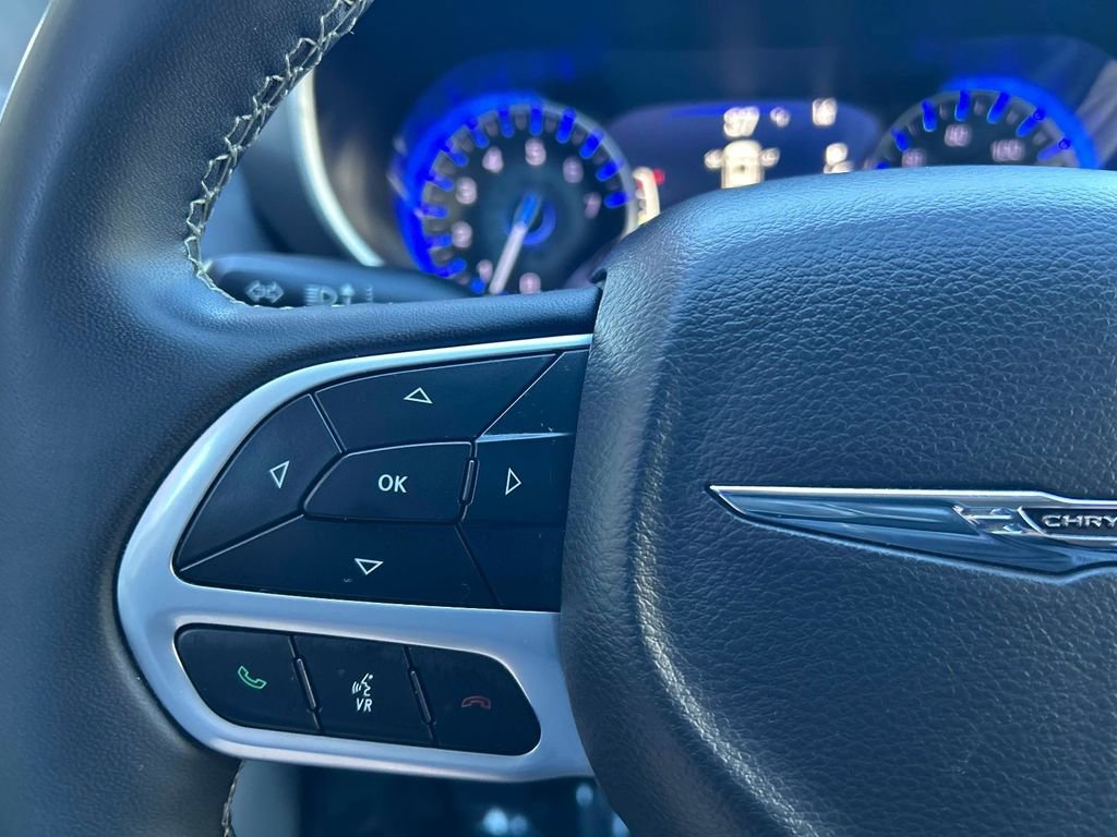 Used 2024 Chrysler Pacifica Touring-L image 23
