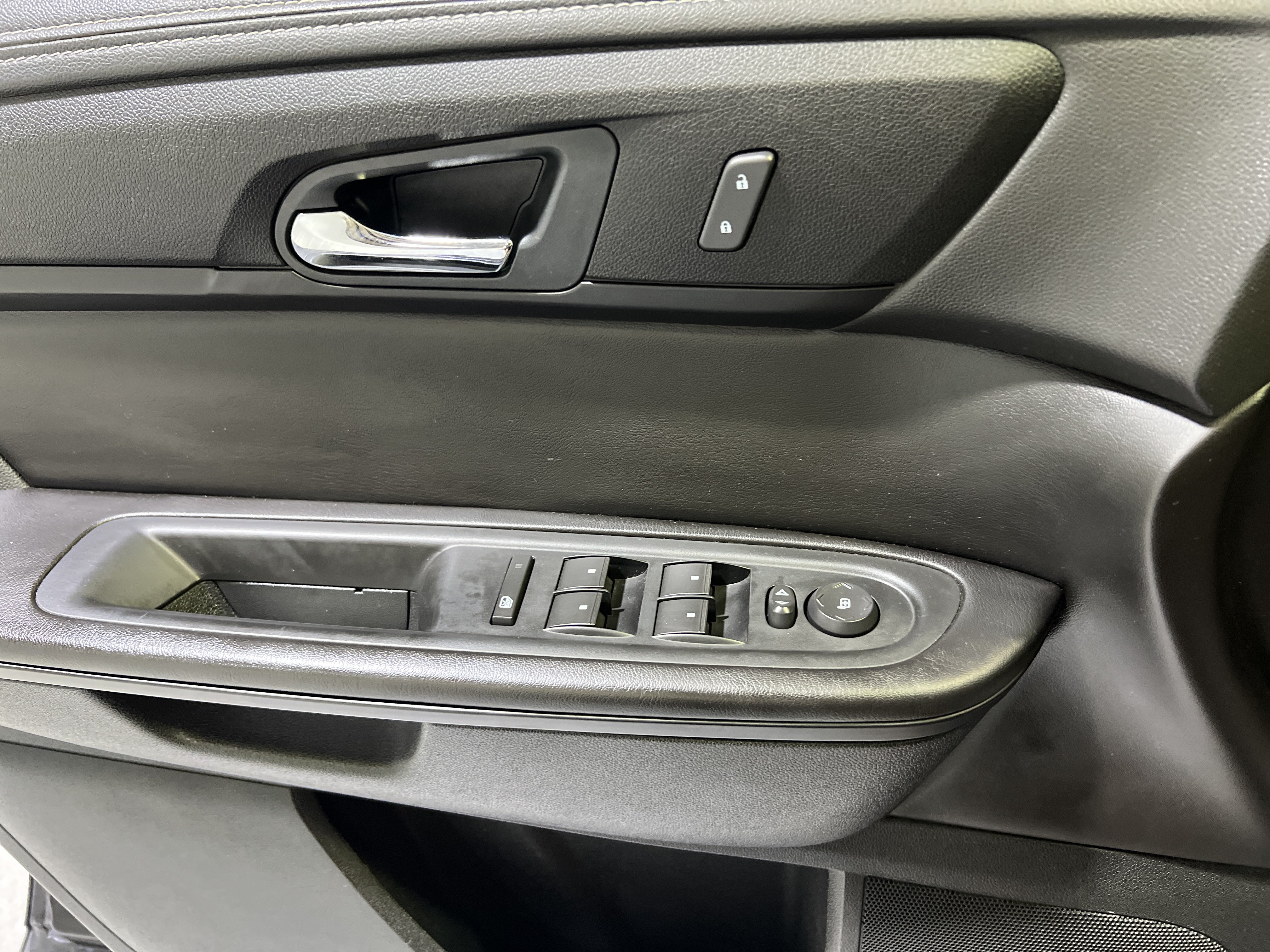 Used 2017 Chevrolet Traverse LT w/ Style and Technology Package FWD image 26