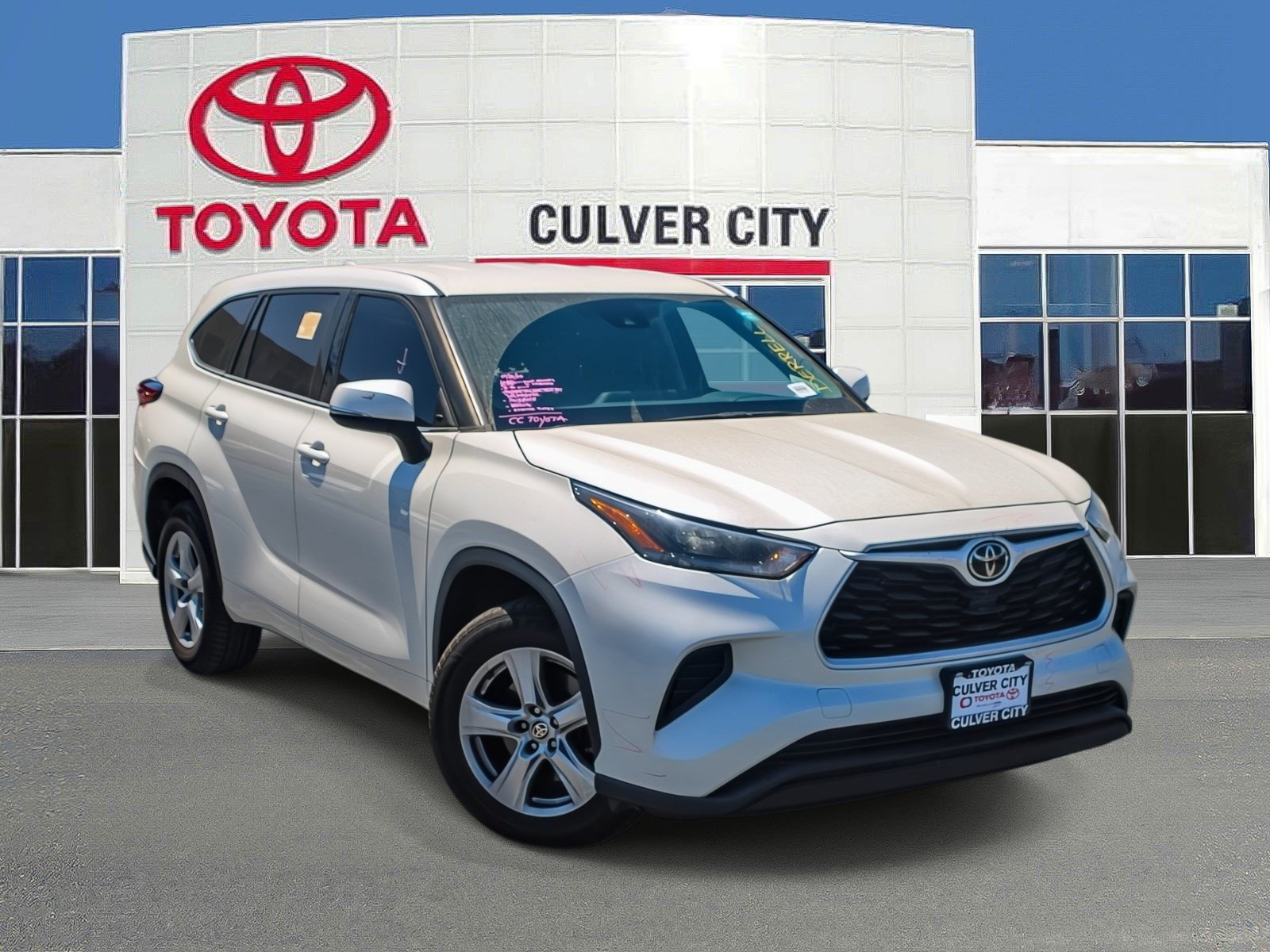 Used 2021 Toyota Highlander L FWD image 1