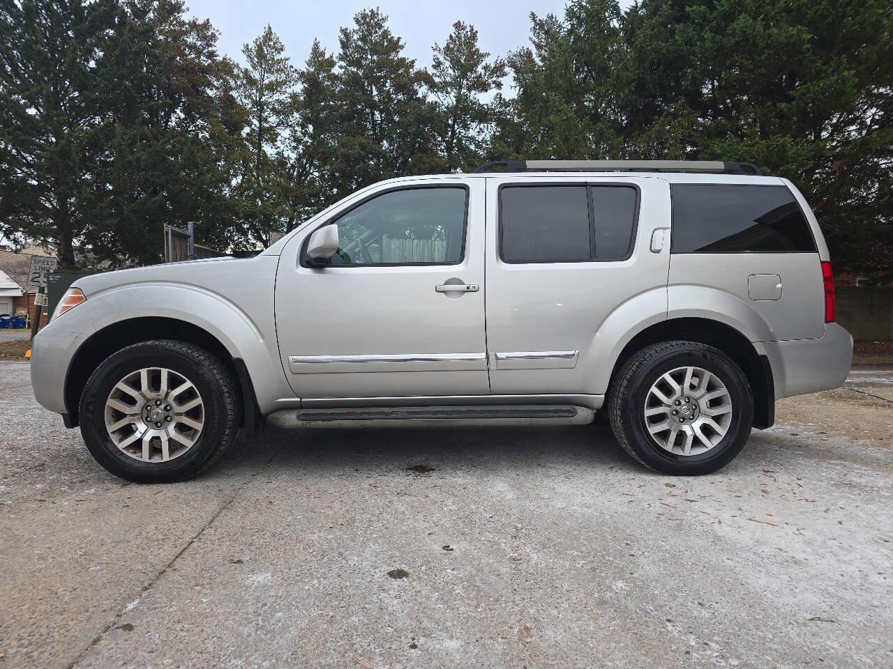 Used 2011 Nissan Pathfinder LE w/ Navigation Pkg image 4