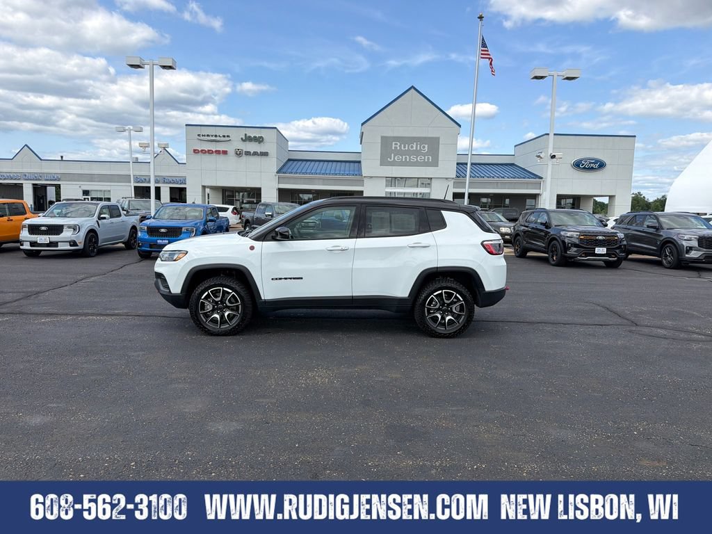 Used 2025 Jeep Compass Trailhawk AWD/4WD image 2