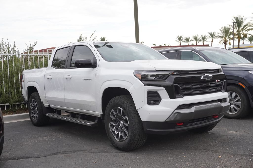 Used 2024 Chevrolet Colorado Z71 w/ Z71 Convenience Package 2 AWD/4WD image 3