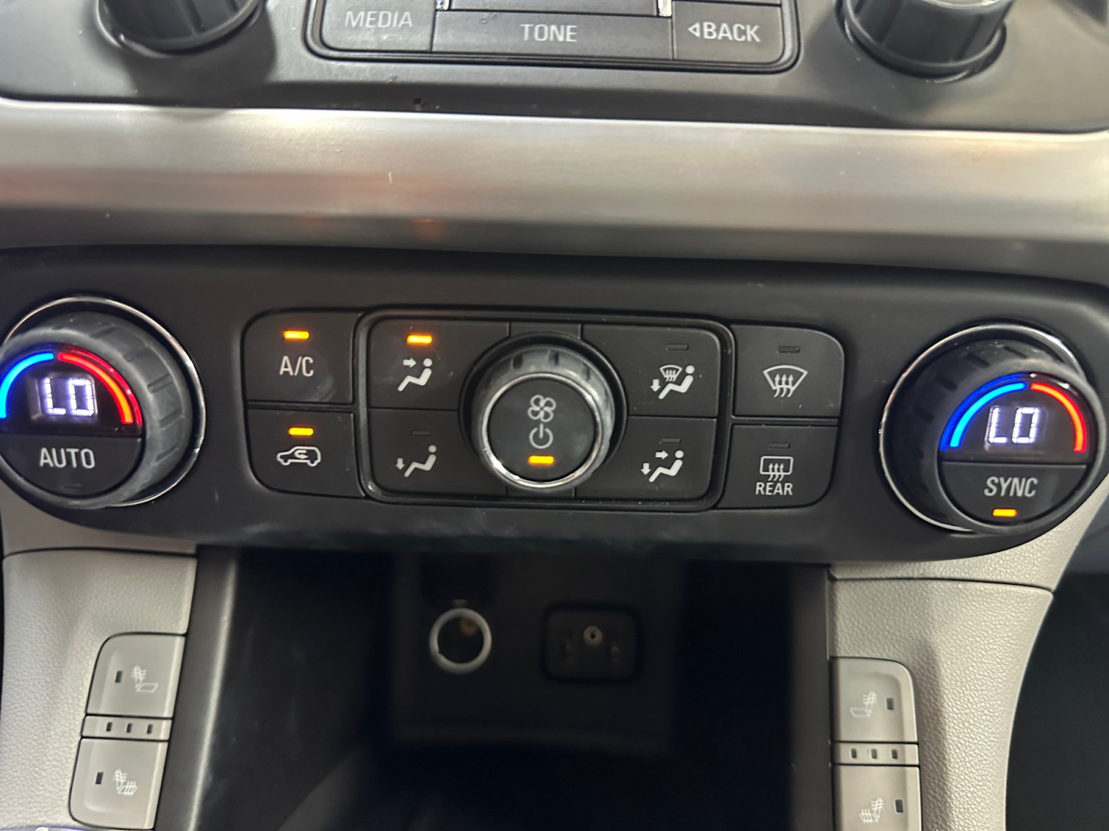Used 2017 GMC Acadia SLT FWD image 18