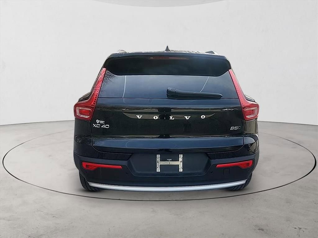Certified 2025 Volvo XC40 B5 Core AWD/4WD image 4