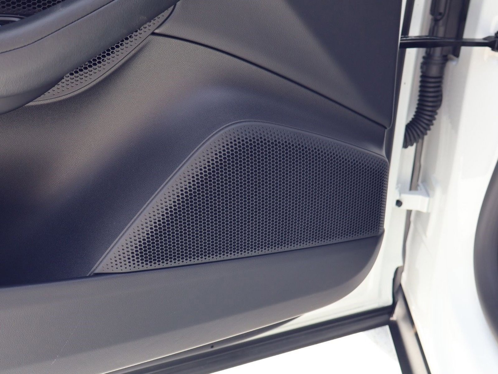 Certified 2025 Porsche Macan 4 Electric image 13