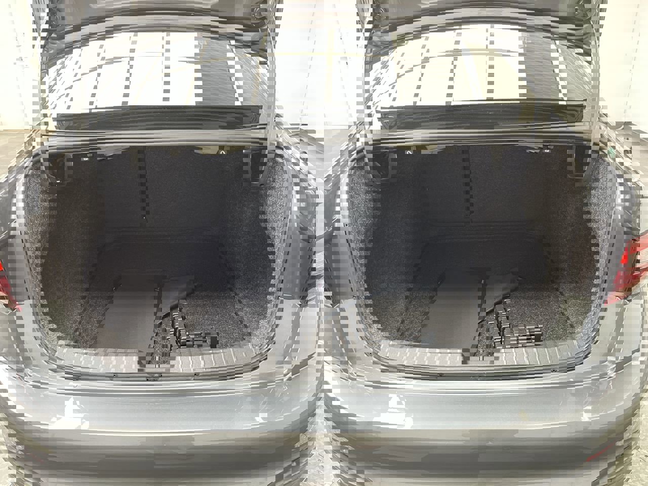 Used 2024 Volkswagen Jetta SE w/ Panoramic Sunroof Package image 30