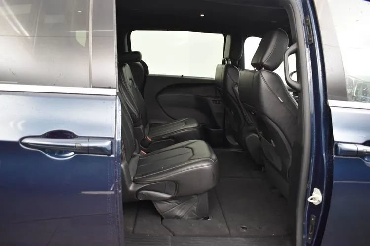 Used 2025 Chrysler Pacifica Select FWD image 18