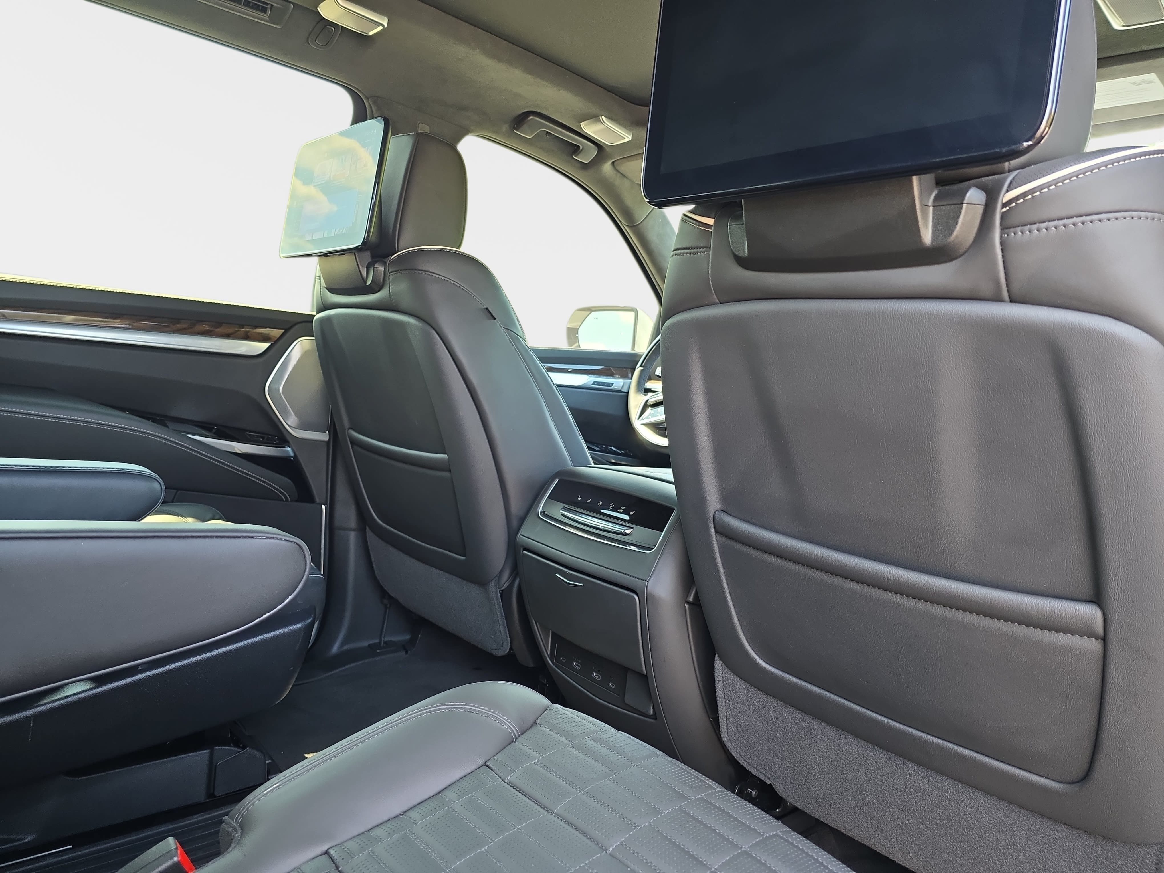 Used 2025 Cadillac Escalade ESV Sport Platinum w/ LPO, ONYX Package AWD/4WD image 11