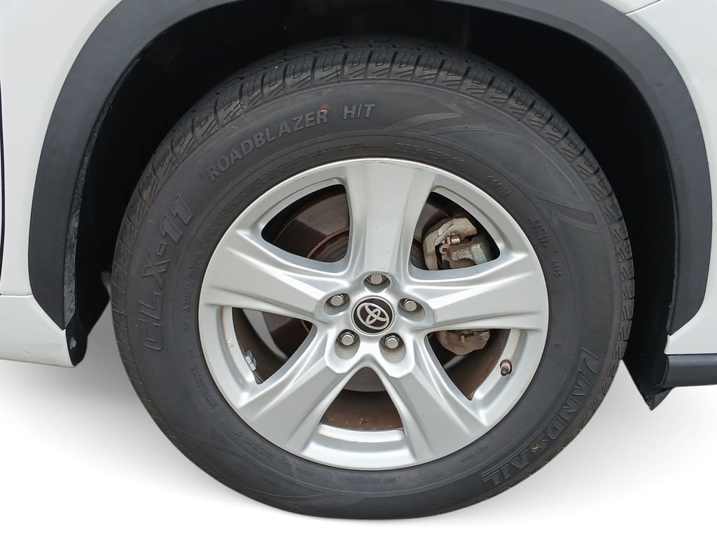 Used 2024 Toyota Highlander LE FWD image 34