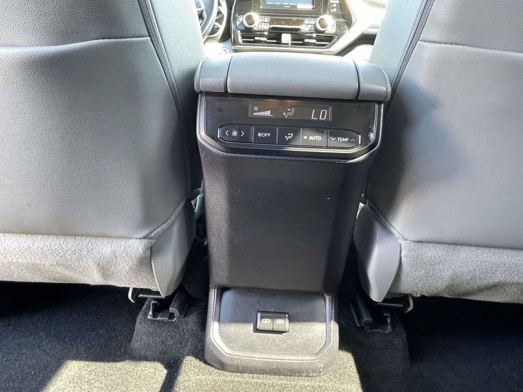 Used 2024 Toyota Highlander XLE AWD/4WD image 17