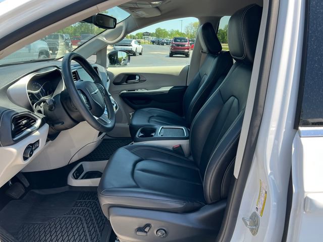Used 2024 Chrysler Pacifica Touring-L FWD image 3