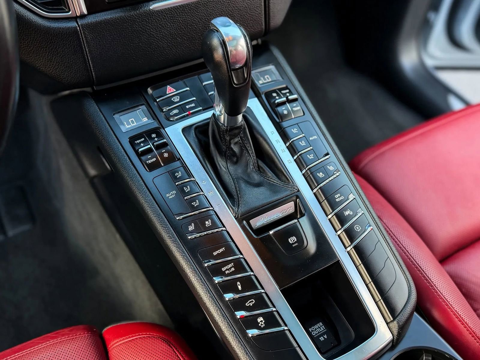 Used 2015 Porsche Macan Turbo image 15