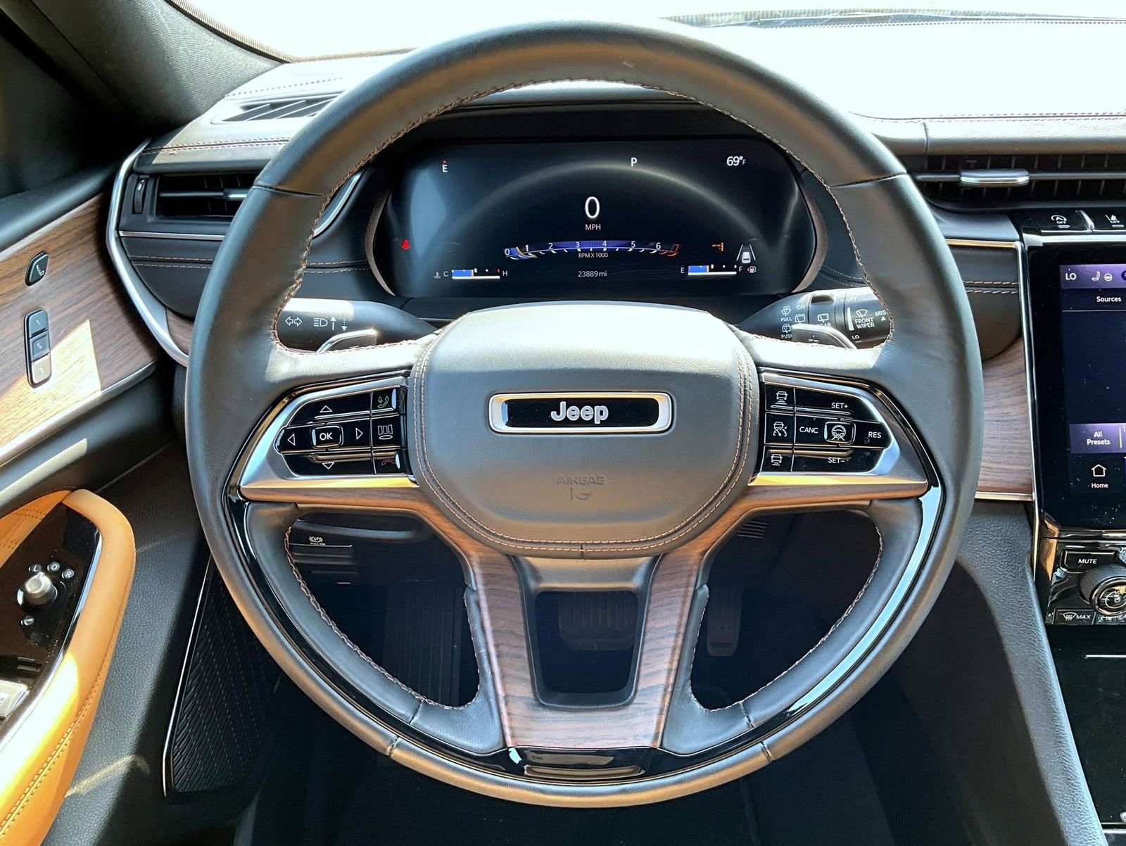 Used 2022 Jeep Grand Cherokee Summit w/ Luxury Tech Group V image 11