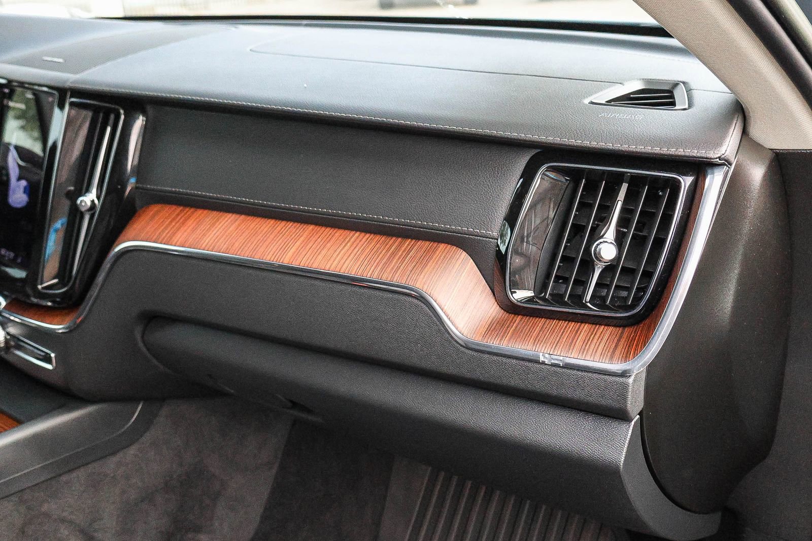 Used 2023 Volvo XC60 B5 Ultimate w/ Climate Package image 19