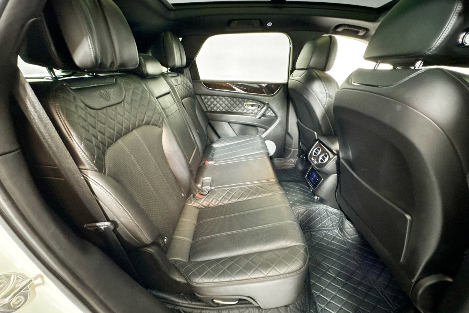 Used 2018 Bentley Bentayga image 26