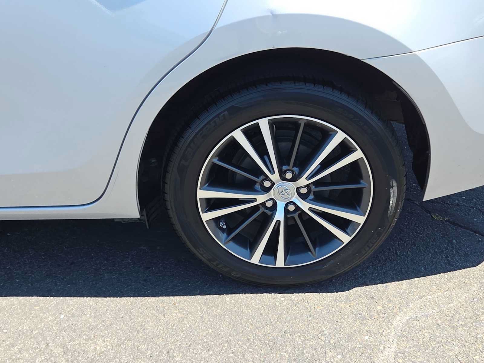 Used 2018 Toyota Corolla LE w/ LE Premium Package FWD image 16