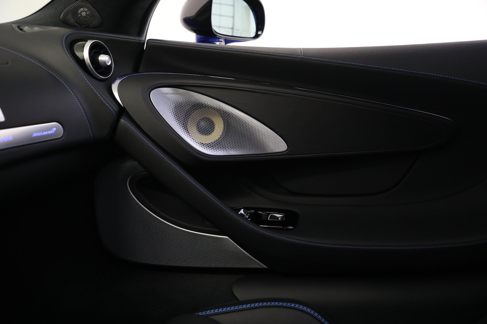 Used 2023 McLaren GT RWD image 31