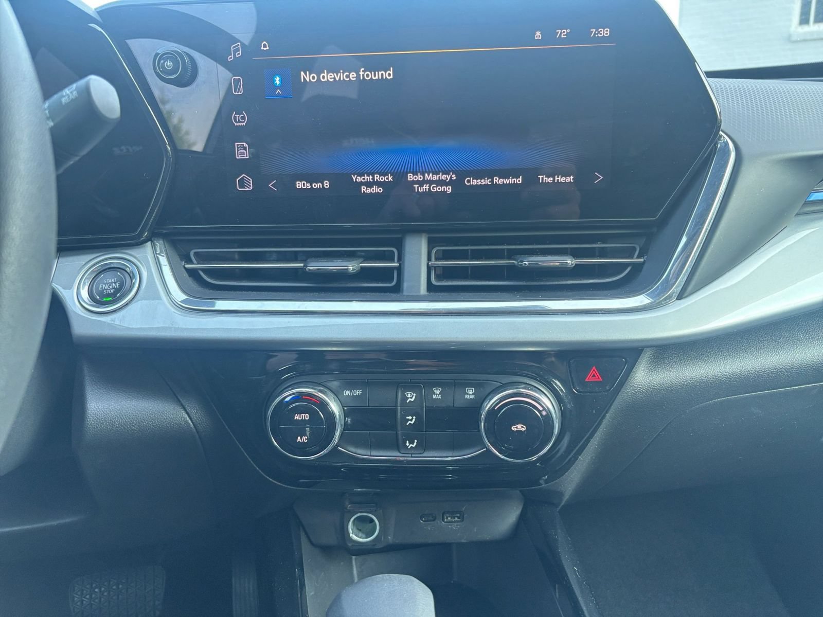 Used 2025 Chevrolet Trax LT FWD image 17