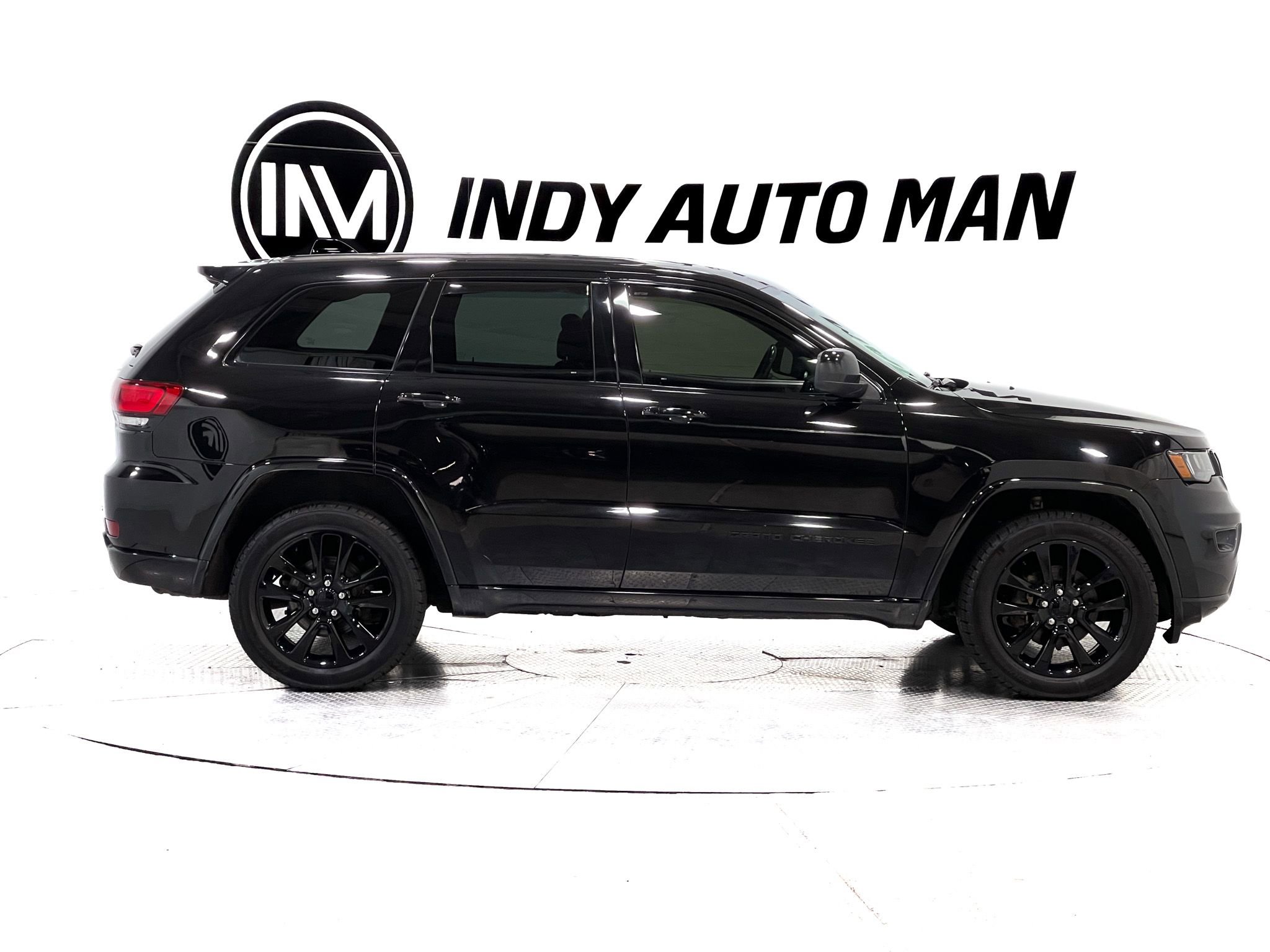 Used 2019 Jeep Grand Cherokee Altitude AWD/4WD image 3