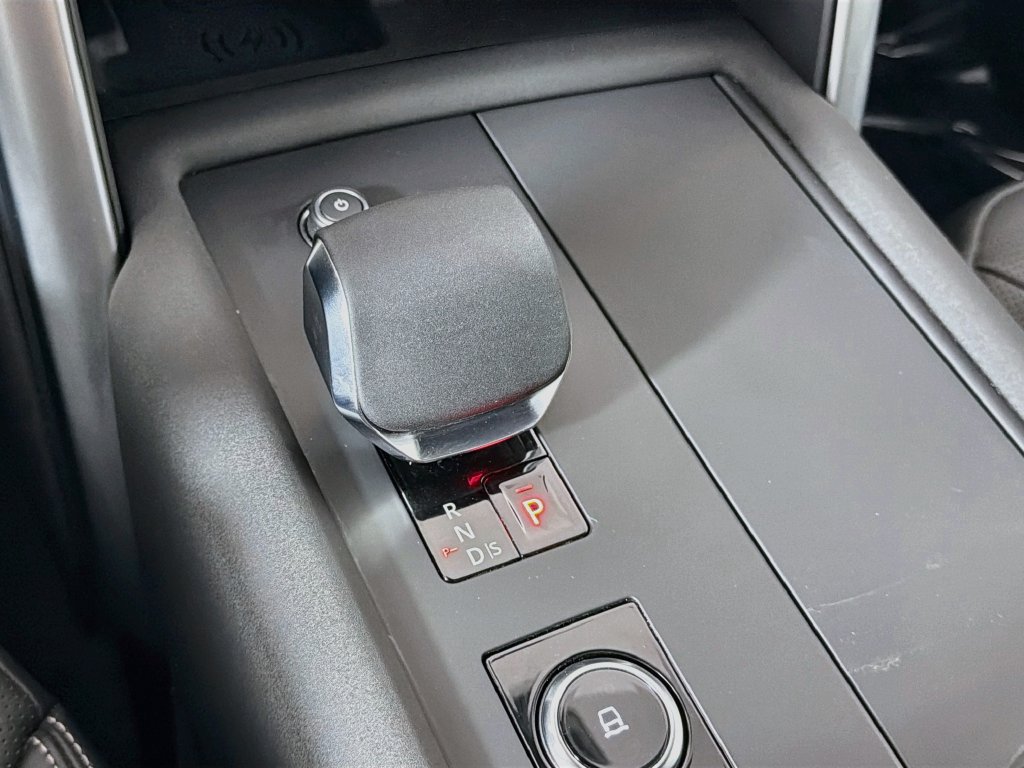 Certified 2025 Land Rover Discovery Dynamic SE AWD/4WD image 17