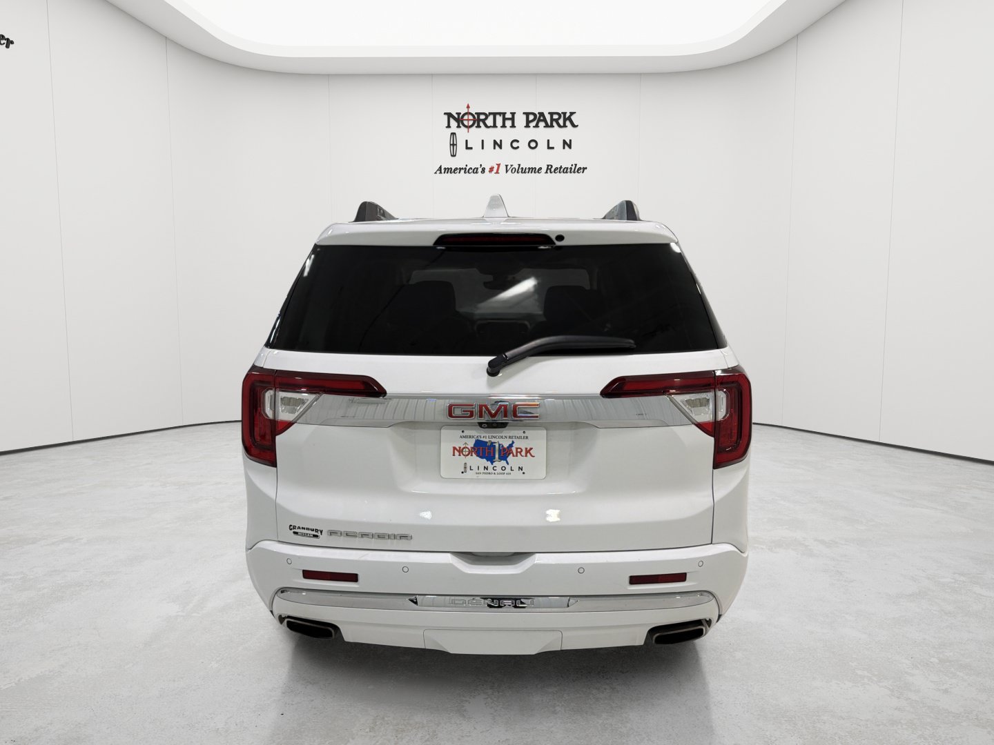 Used 2021 GMC Acadia Denali w/ Denali Technology Package FWD image 4