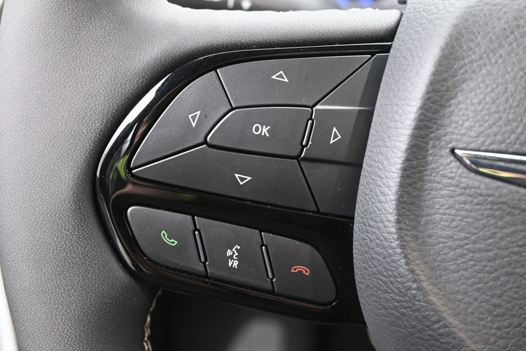 Used 2025 Chrysler Pacifica Limited FWD image 31