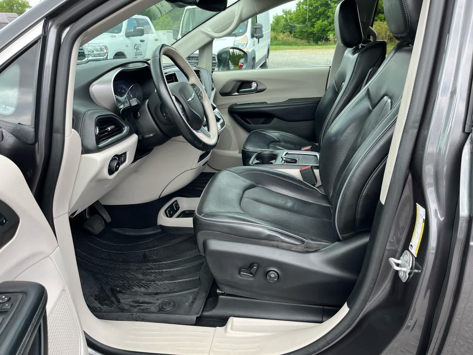Used 2018 Chrysler Pacifica Limited w/ Tire & Wheel Group FWD image 11