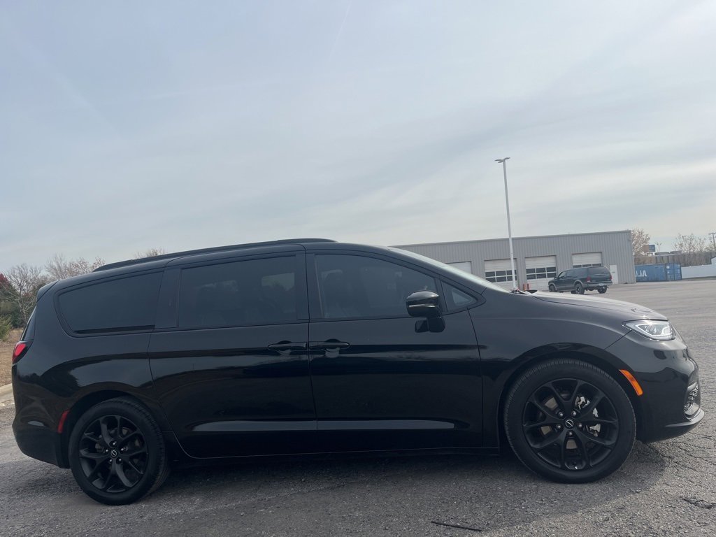 Used 2025 Chrysler Pacifica Limited image 4