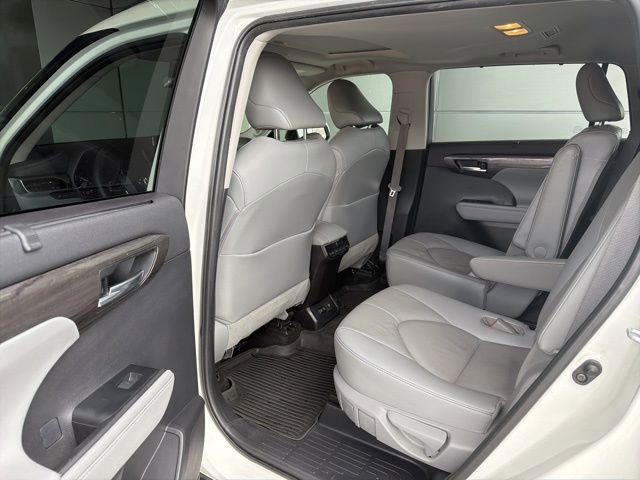 Used 2021 Toyota Highlander Limited FWD image 15