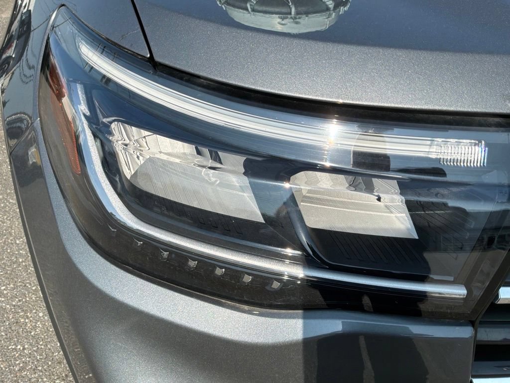 Used 2025 Ford Explorer Active AWD/4WD image 22
