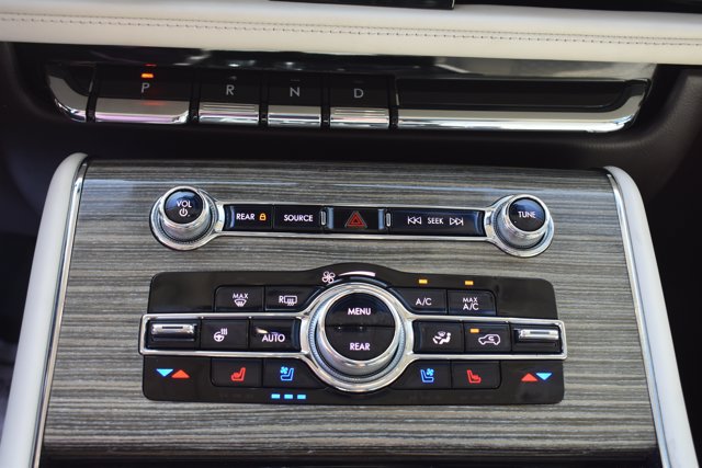 Used 2021 Lincoln Aviator Black Label w/ Dynamic Handling Package AWD/4WD image 28