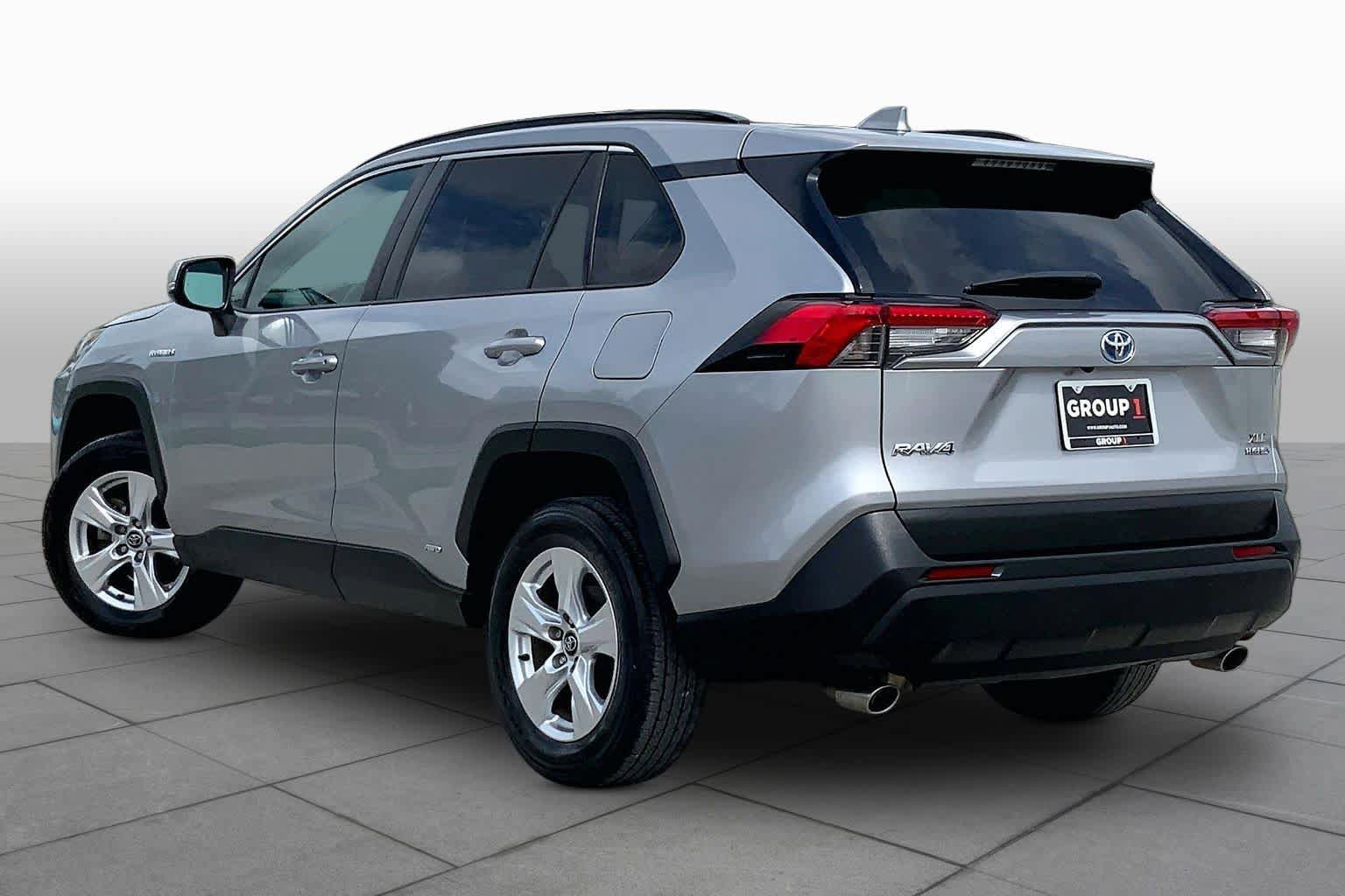 Used 2020 Toyota RAV4 XLE w/ XLE Grade Weather Package AWD/4WD image 12
