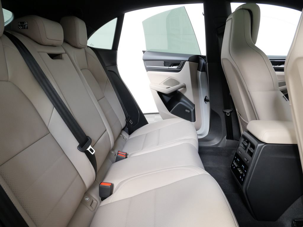 New 2026 Porsche Macan 4 Electric image 18