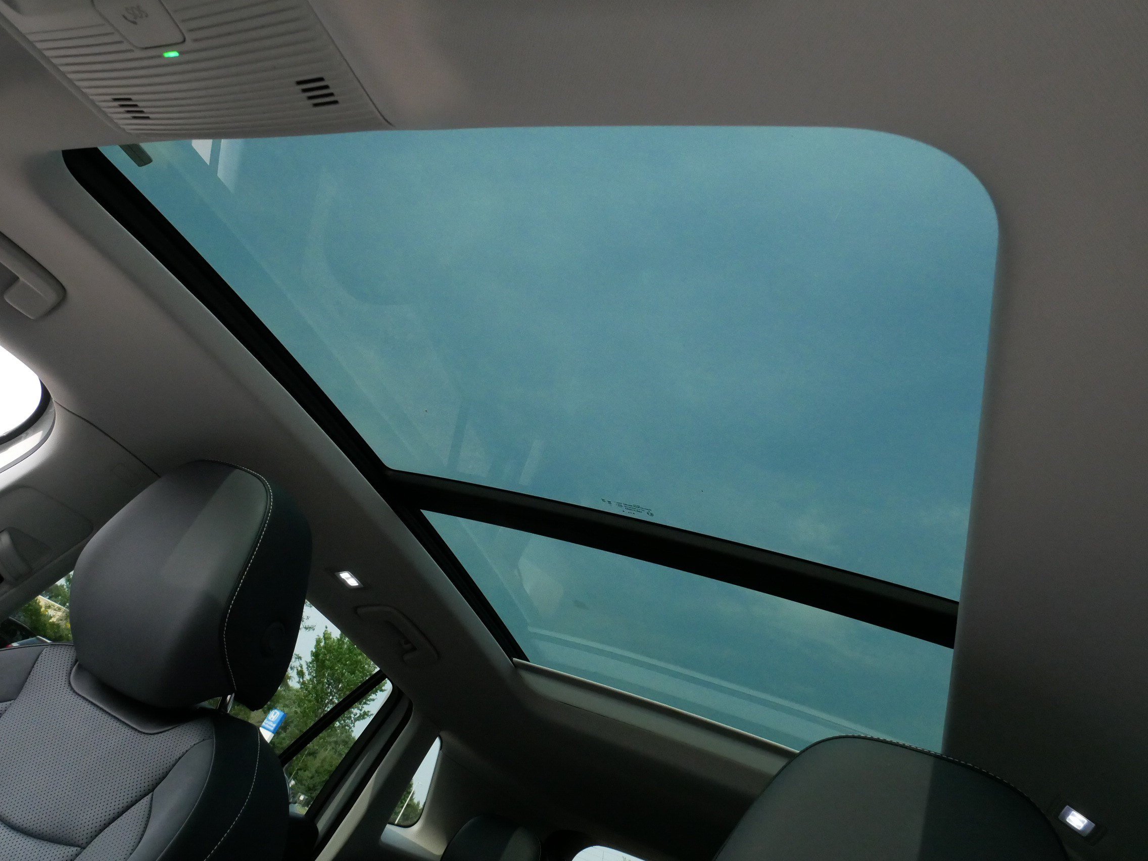 Certified 2025 Volkswagen Tiguan SE w/ Panoramic Sunroof Package AWD/4WD image 31