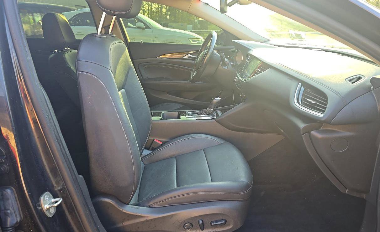 Used 2018 Buick Regal Essence w/ Driver Confidence Package #1 image 10