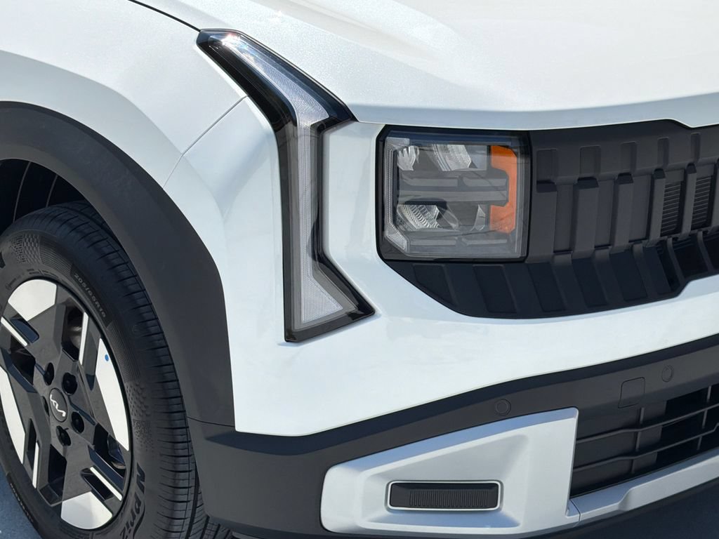New 2027 Kia Seltos LX FWD image 9
