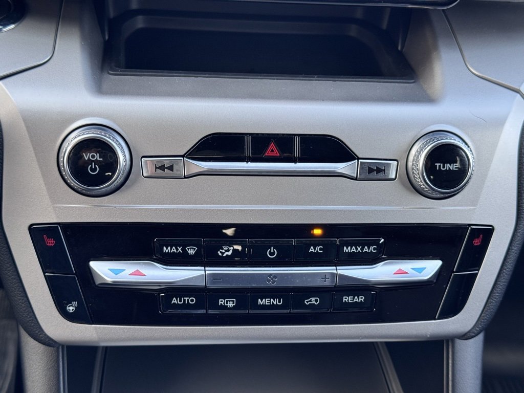 Used 2022 Ford Explorer XLT w/ Equipment Group 202A image 12