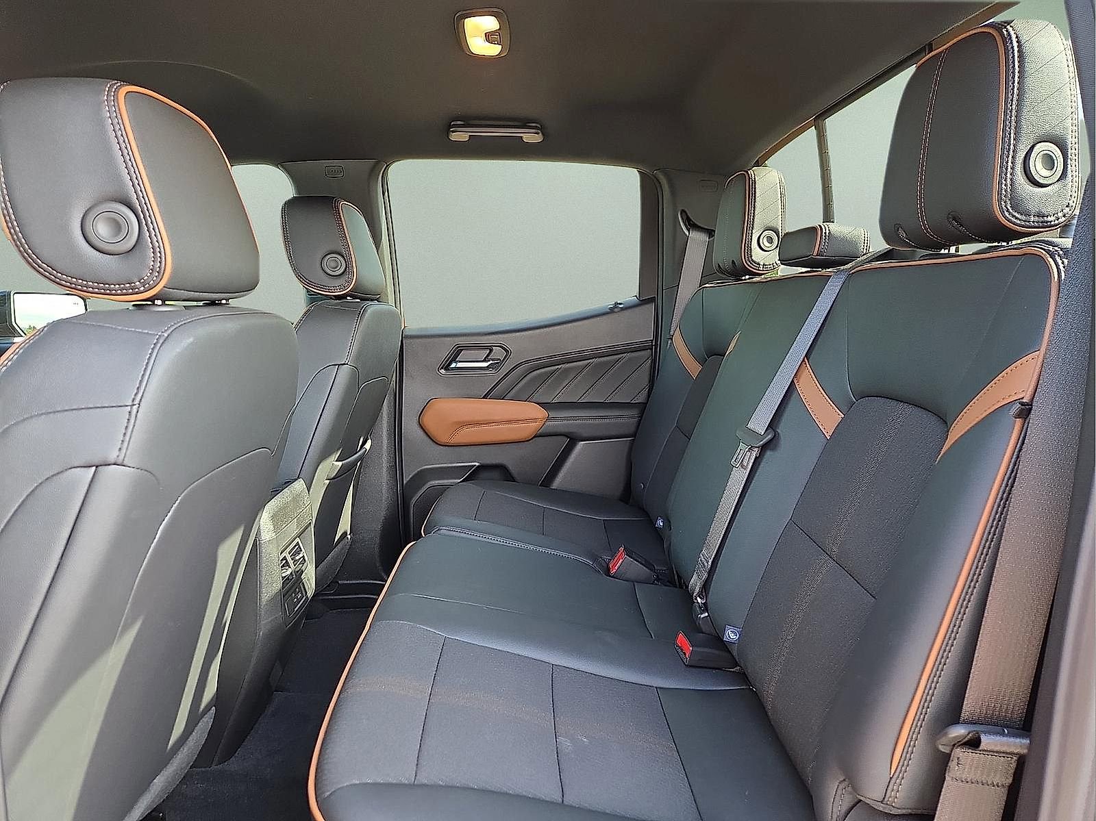 Used 2025 GMC Canyon AT4 w/ Nightfall Edition AWD/4WD image 10