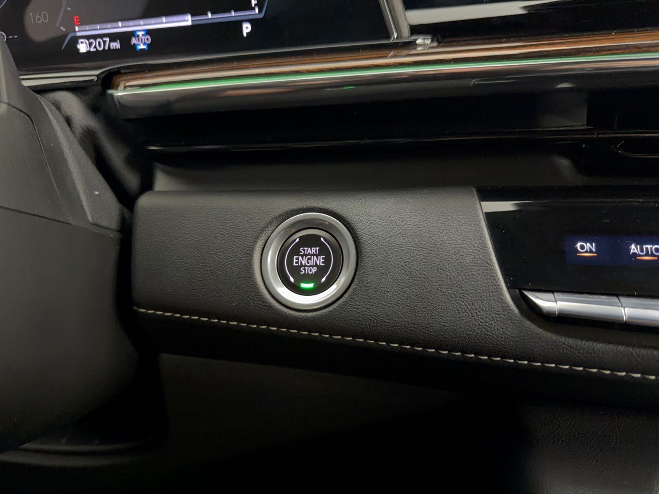Used 2022 Cadillac Escalade Luxury AWD/4WD image 20