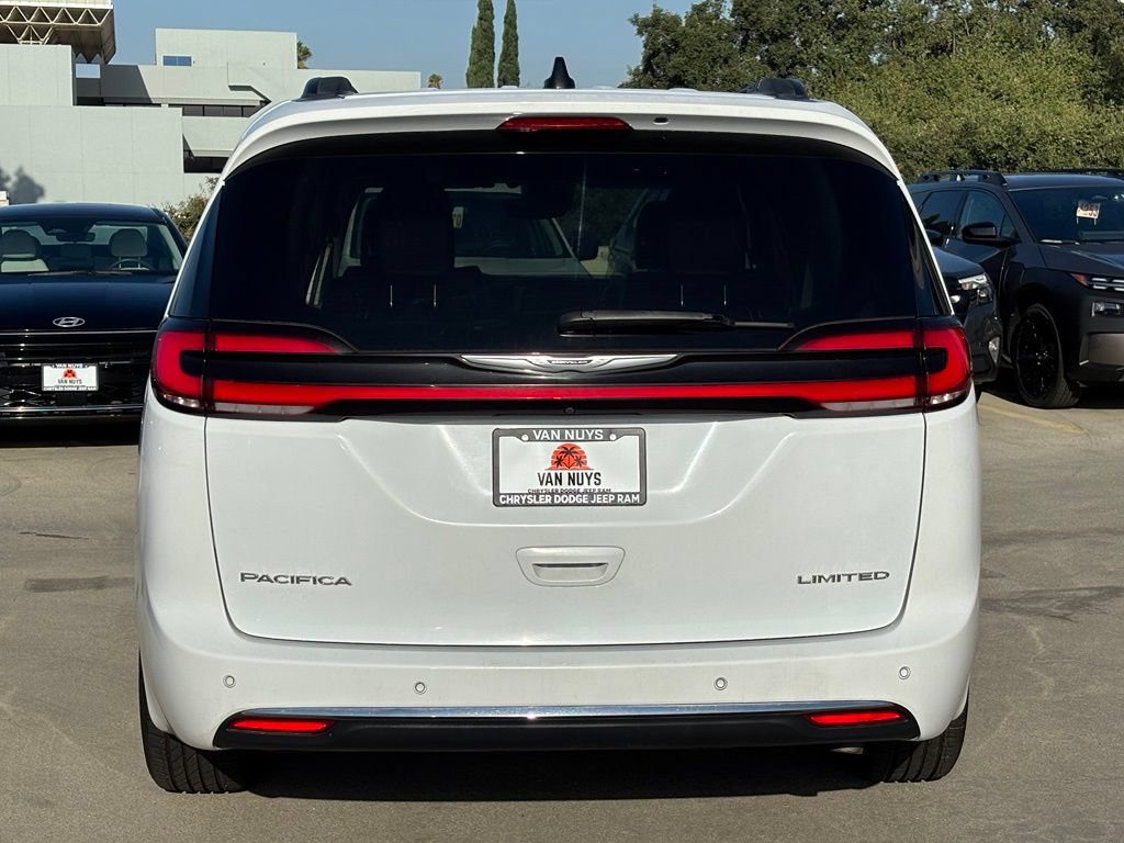 Used 2023 Chrysler Pacifica Limited FWD image 5
