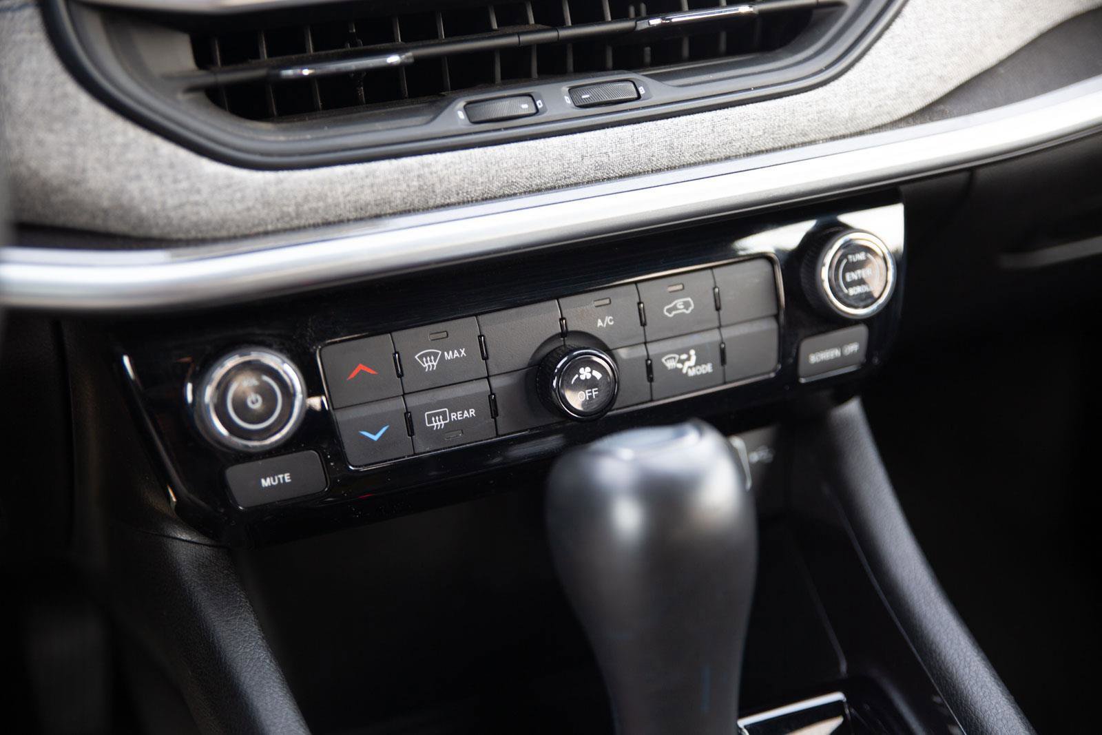 Used 2025 Jeep Compass Latitude image 15